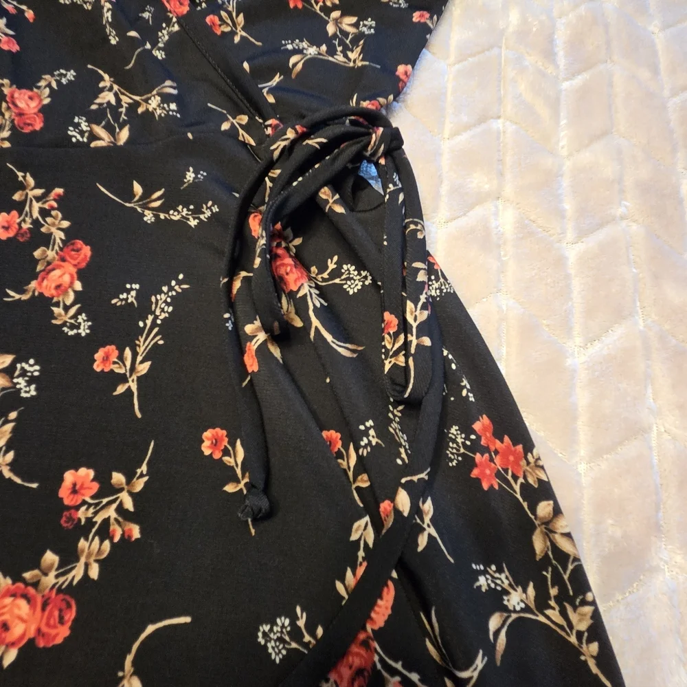 Kaileigh Dark Floral Wrap Mini Dress Size M - Picture 7 of 10